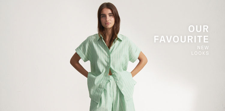 Our Favourite New Looks: Frau im mintfarbenen, gemusterten Sommerhemd mit Midishorts, entspannt auf Stuhl inszeniert – moderner Premium Look zum Nachstylen. Our Favourite New Looks: