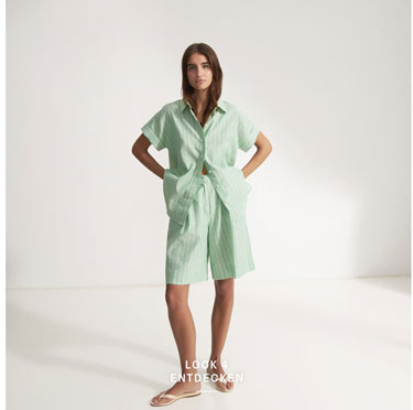 Look 3 entdecken: Our Favourite New Looks: Frau im leichten, mintfarbenen Sommerlook aus kurzärmeligem Hemd und Midishorts, ruhig im Studio inszeniert – frischer Premium Look zum Nachstylen.