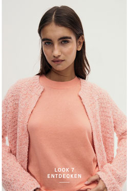 Look 7 entdecken: Our Favourite New Looks: Frau in rosafarbenem Strickset aus strukturiertem Cardigan und passendem Top, modern im hellen Studio inszeniert.