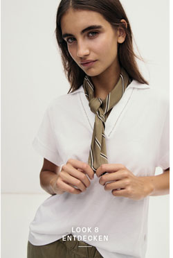 Look 8 entdecken: Our Favourite New Looks: Frau in weißem Shirt mit olivfarbenem Halstuch, modern und minimalistisch im Studio inszeniert.