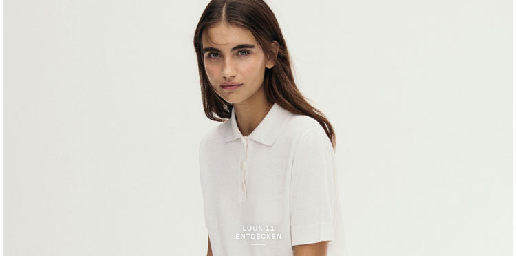 Look 11 entdecken: Our Favourite New Looks: Frau im cleanen weißen Set aus Shirt und Hose, locker auf hellem Block im Studio inszeniert, moderner Minimal Look.