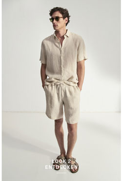 Look 2 entdecken: Our Favourite New Looks: Mann im hellen Sommerlook aus Leinenhemd und Shorts, modern vor Studiohintergrund inszeniert.