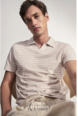 Look 3 entdecken: Our Favourite New Looks: Mann im gestreiften Poloshirt und heller Hose, reduziert im Studio inszeniert – zeitloser Look zum Nachstylen.