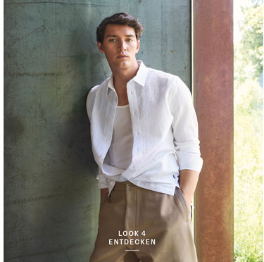 New In Herren: Luftiger Sommerlook aus Baumwollhemd, Jersey Shirt und leichter Hose, modern vor Architektur inszeniert.