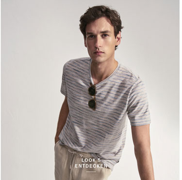 Look 5 entdecken: Our Favourite New Looks: Mann im gestreiften Jersey Shirt mit heller Shorts, lässig präsentiert – moderner Sommerlook.