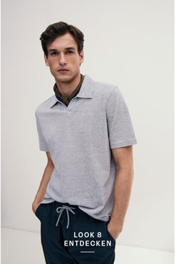 Look 8 entdecken: Our Favourite New Looks: Mann in leichtem Strukturpolo und navyfarbener Hose, clean im Studio inszeniert.