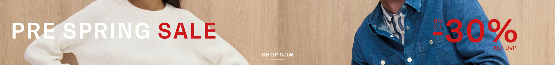 PRE SPRING SALE: Strick‑ und Denim‑Styles für Damen und Herren, clean inszeniert – roter Sale‑Schriftzug und –30 % Rabatt.