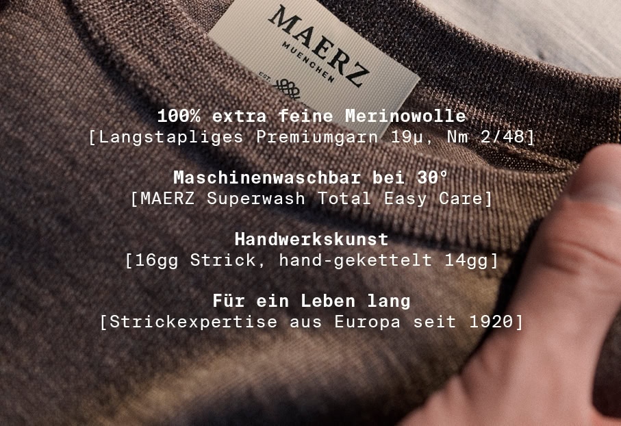 MERINO SUPERWASH ROOTS: Detailansicht eines Strickmodells aus 100 % extrafeiner Merinowolle mit Informationen zu Easy Care, Handwerkskunst und europäischer Strickexpertise.
