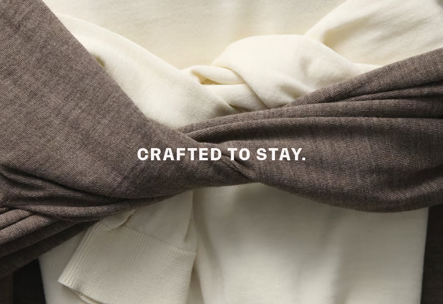 CRAFTED TO STAY: Detailansicht feiner Merinostrick‑Qualität in gedrehter Drapierung, präsentiert als Symbol für zeitlose Premium‑Qualität.