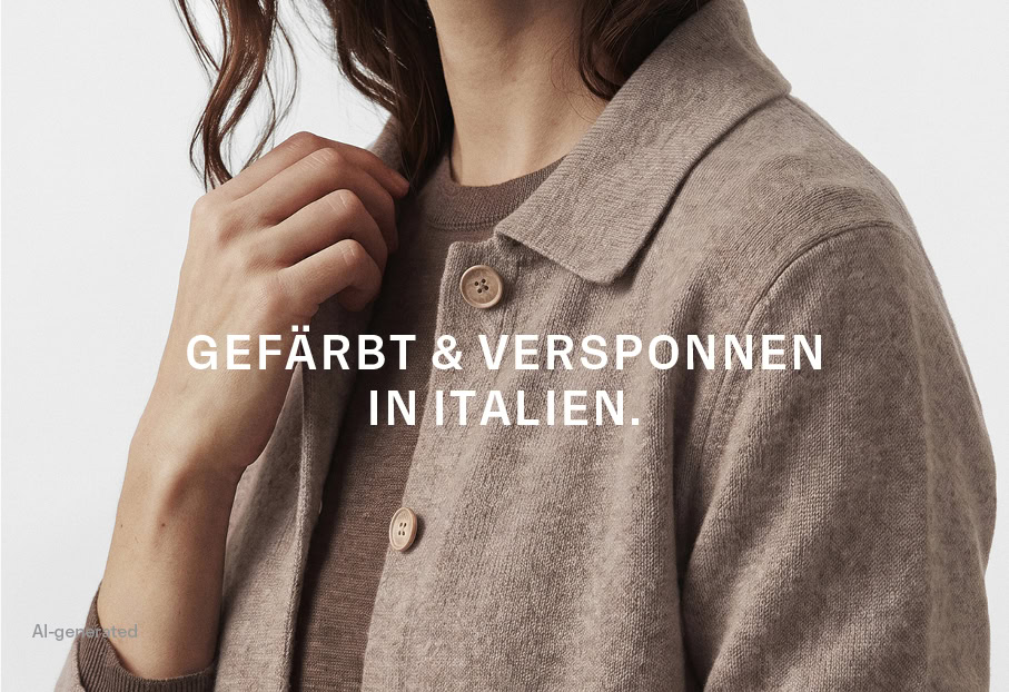 PREMIUM MERINOS: Frau in feinem Strick aus 100 % Geelongwolle, ergänzt durch den Hinweis ‚Gefärbt & versponnen in Italien‘.