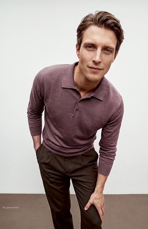 Favourite New Looks Men: Mann im Feinstrickpolo in Mauve mit dunkler Hose, modern inszenierter Premium Look zum Nachstylen.