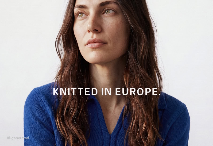 CRAFTED MERINOS CRAFTED MERINOS: Frau im kobaltblauen Feinstrick Look, klar vor hellem Hintergrund präsentiert, hochwertige Premium Knitwear aus Europa.