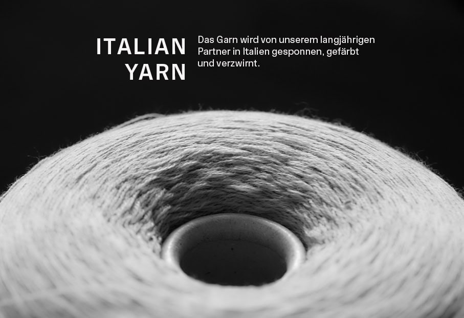 LUXURY WOOL: Detailansicht eines hochwertigen Garns aus Merino, Seide und Cashmere mit Informationen zur italienischen Garnverarbeitung und Strickexpertise.