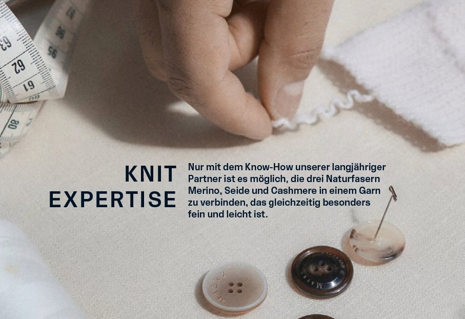 LUXURY WOOL: Detailansicht der Strickfertigung mit Hinweis auf die Verbindung von Merino, Seide und Cashmere für besonders feine und leichte Premium‑Qualität.