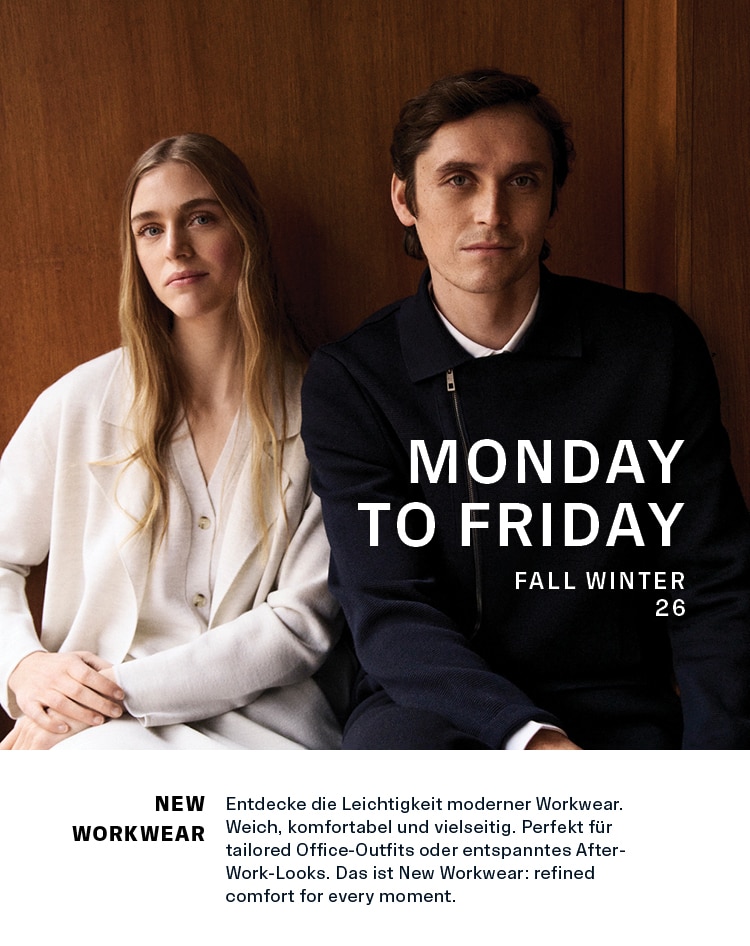 MONDAY TO FRIDAY Fall/Winter 26: Frau und Mann im Business Casual Looks mit Strick und Tailoring vor Holzvertäfelung, komfortable Premium Workwear für moderne Office und After Work Looks.