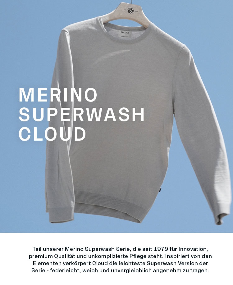 MERINO SUPERWASH CLOUD MEN: Leichter Merino Strickpullover vor blauem Hintergrund präsentiert, pflegeleichte Premium Qualität aus extrafeiner Merinowolle, erhältlich in Modern Fit.