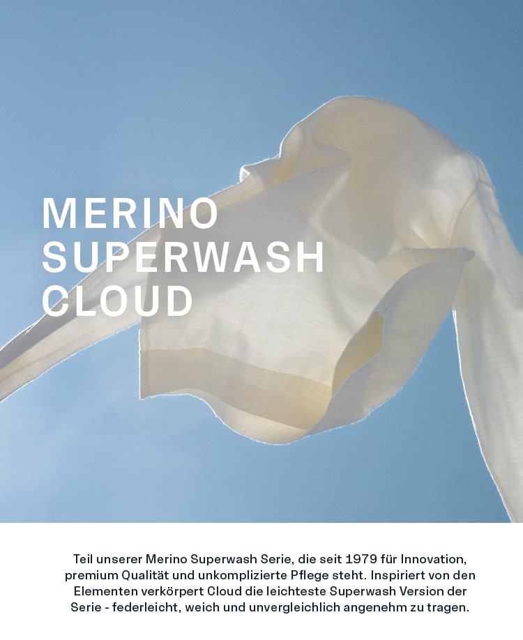 MERINO SUPERWASH CLOUD WOMEN: Leichter Merino Strickpullover vor blauem Hintergrund präsentiert, pflegeleichte Premium Qualität aus extrafeiner Merinowolle, erhältlich in Modern Fit.