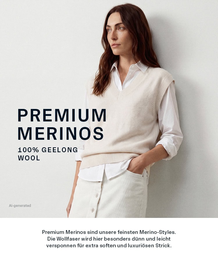 PREMIUM MERINOS Women: Frau im hellen Merino Strickpullunder über weißem Hemd vor hellem Hintergrund präsentiert, hochwertige Premium Knitwear aus Europa.