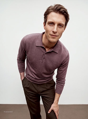 Favourite New Looks Men: Mann in navyfarbener Strickjacke über grauem Rollkragenpullover, modern und reduziert im Studio inszeniert.