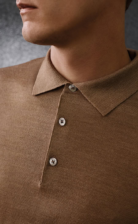 Brauner Merino-Polopullover mit klassischem Kragen und dreiteiliger Knopfleiste, feine Strickstruktur.