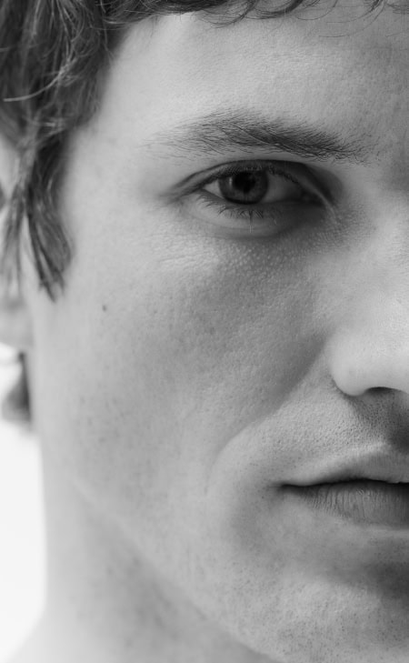 Nahaufnahme eines jungen Mannes in schwarz-weiß.