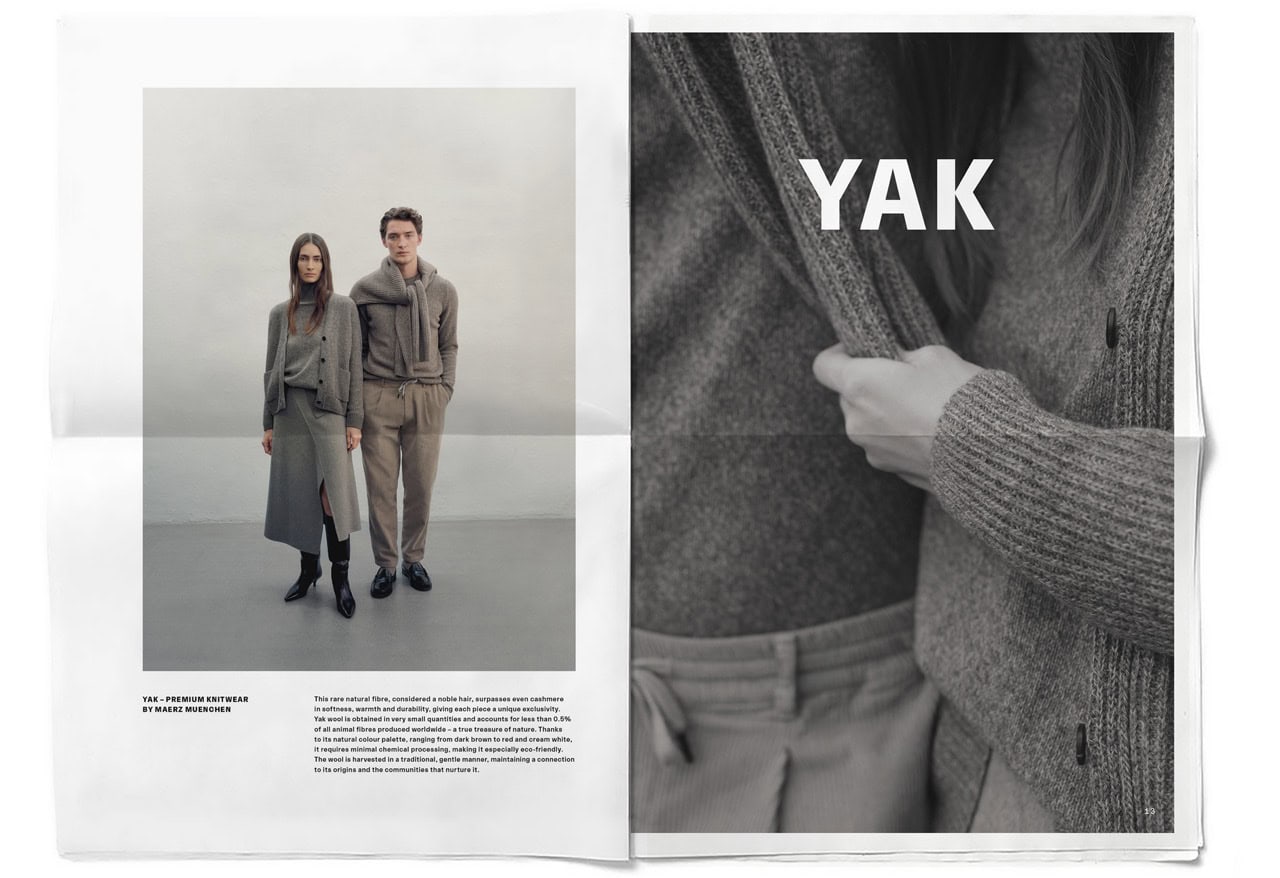 MAERZ_Paper_HW25_Mockup_S12-13 Schwarz-weiß-Foto der digitalen Zeitung Finest Knitwear since 1920 mit der Herbst/Winter-25-Kollektion. Auf der Doppelseite zeigen zwei Aufnahmen ein Paar in dunkler Strickmode aus Yak-Wolle, das Nähe und Geborgenheit ausstrahlt.
