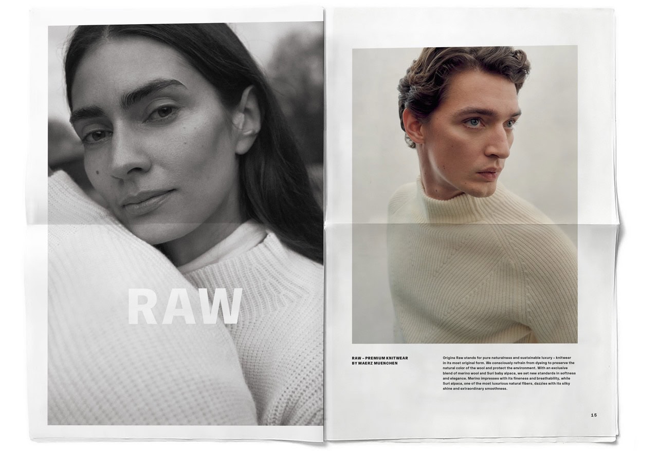 MAERZ_Paper_HW25_Mockup_S14-15 Schwarz-weiß-Foto der digitalen Zeitung Finest Knitwear since 1920 mit der Herbst/Winter-25-Kollektion. Auf der Doppelseite zeigen zwei Aufnahmen ein Paar in heller Strickmode aus feiner, naturbelassener Wolle, das Nähe und Geborgenheit ausstrahlt.