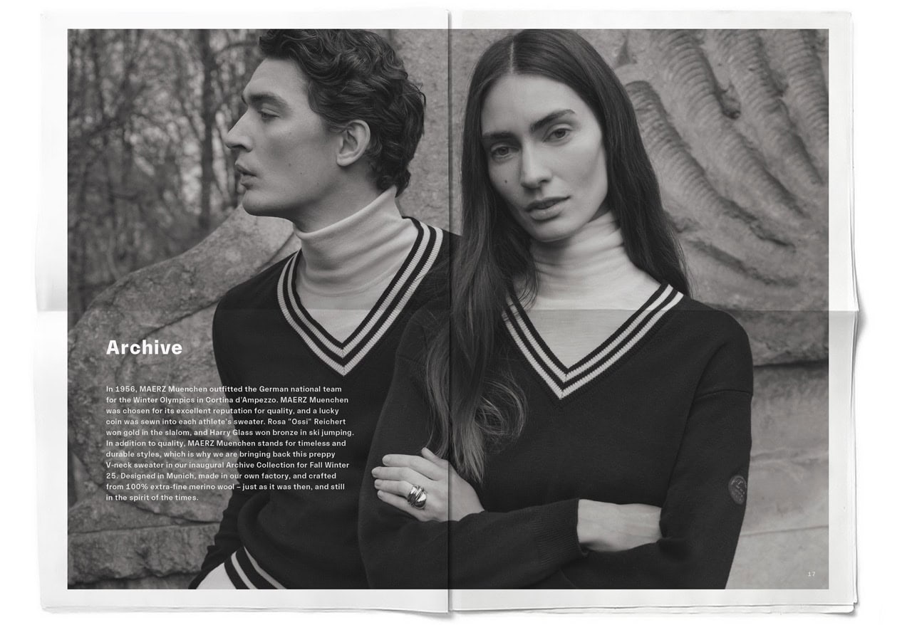 MAERZ_Paper_HW25_Mockup_S16-17 Schwarz-weiß-Foto der digitalen Zeitung Finest Knitwear since 1920 mit der Herbst/Winter-25-Kollektion. Die Doppelseite zeigt ein Paar im sportlich-klassischen Retro-Stricklook mit entspannter Körperhaltung.