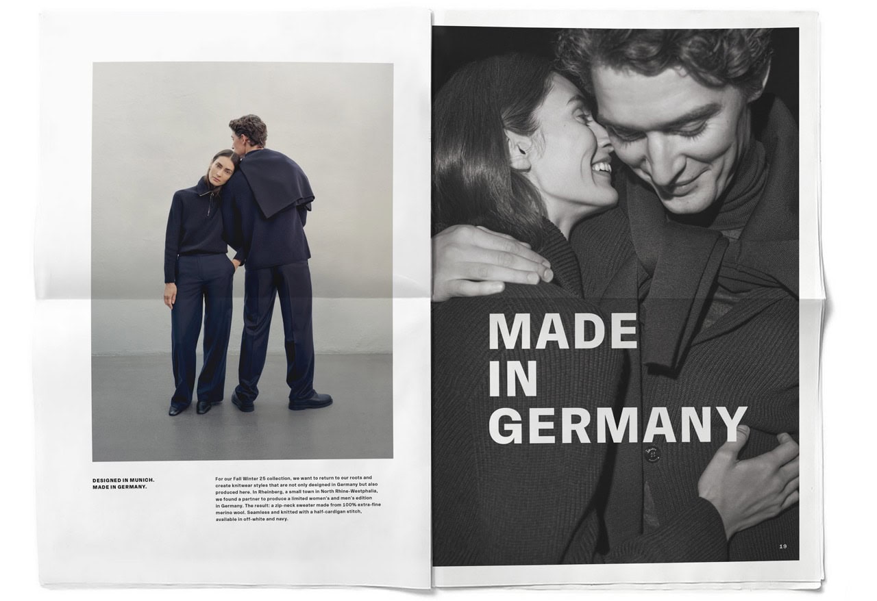 MAERZ_Paper_HW25_Mockup_S18-19 Schwarz-weiß-Foto der digitalen Zeitung Finest Knitwear since 1920 mit der Herbst/Winter-25-Kollektion. Die Doppelseite zeigt ein Paar in der made in Germany Kollektion.