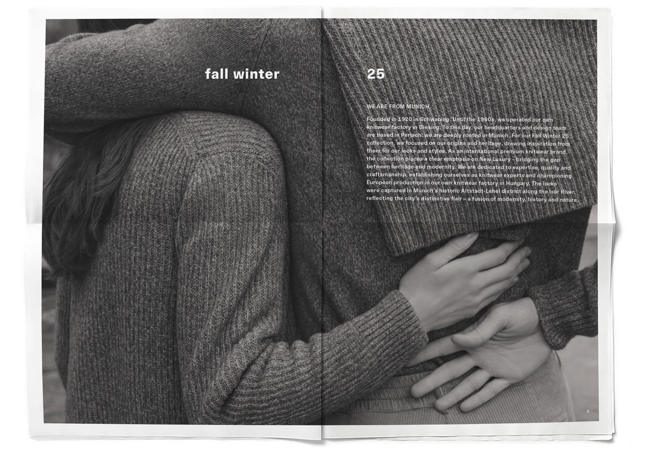 MAERZ_Paper_HW25_Mockup_S2-3 Schwarz-weiß-Foto der digitalen Zeitung Finest Knitwear since 1920 mit der Herbst/Winter-25-Kollektion. In einer von hinten aufgenommenen Detailansicht umarmt sich ein Paar in dunkler Strickkleidung und strahlt Ruhe und Verbundenheit aus.