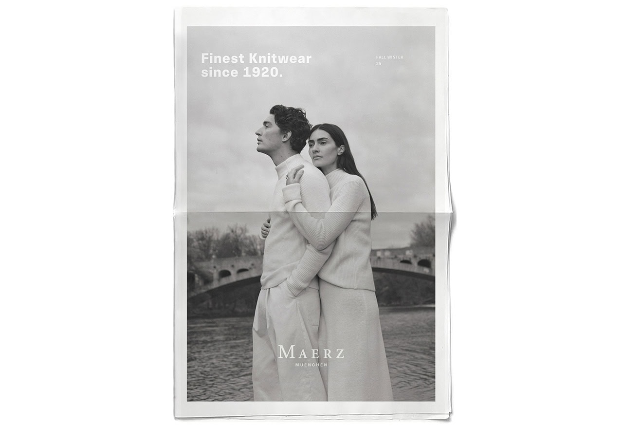 padder-s01 Schwarz-weiß-Foto der digitalen Zeitung Finest Knitwear since 1920 mit der Herbst/Winter-25-Kollektion. Auf dem Titelbild hält sich ein Paar in heller Strickkleidung nah umschlungen und vermittelt Wärme und Nähe.