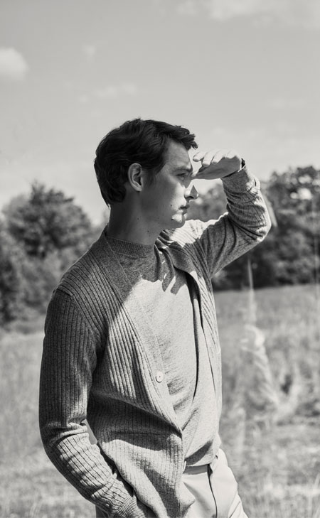 Mann in leichter Cotton‑und‑Linen Strickjacke im Freien, ruhig und natürlich inszeniert für moderne, luftige Premium‑Sommerlooks.