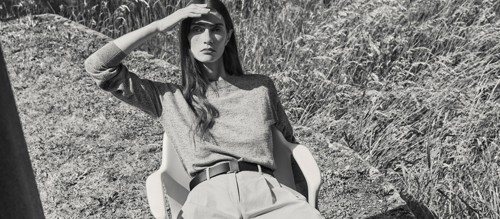 Frau in leichter Cotton‑und‑Linen‑Silhouette, natürlich in der Landschaft inszeniert – hochwertige Sommermaterialien für moderne Premium‑Looks.