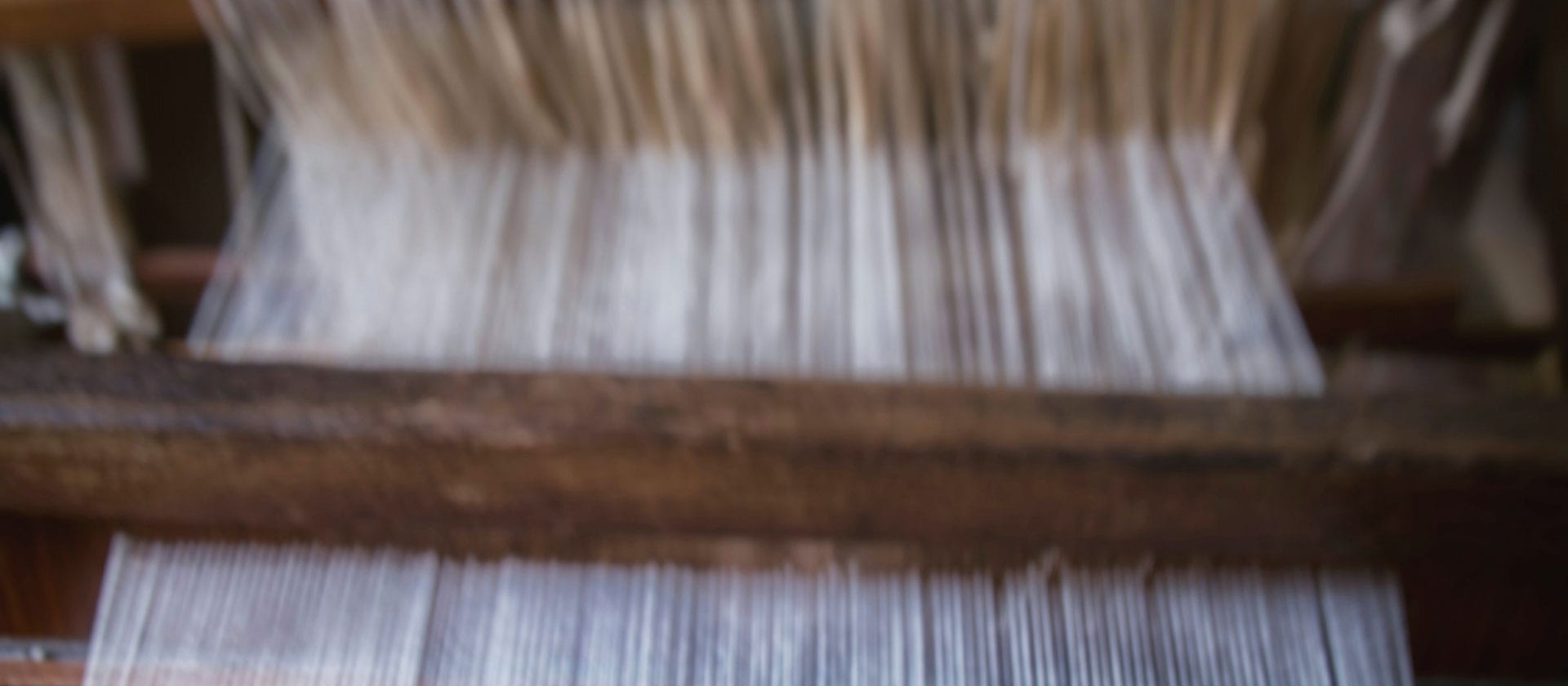 Linenfasern im Webprozess, natürlich strukturiert und hochwertig verarbeitet – Basis feiner, luftiger Premium‑Sommerstoffe.