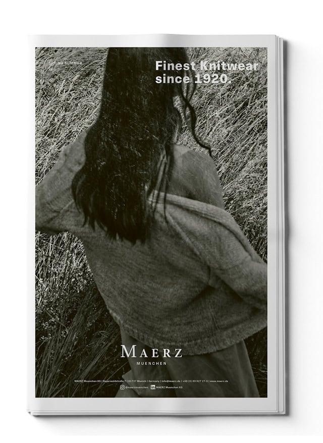 Rückseite: Frau in weichem Strick, ruhig in der Natur inszeniert – eine atmosphärische Auftaktszene der Maerz Spring‑Summer Ästhetik.