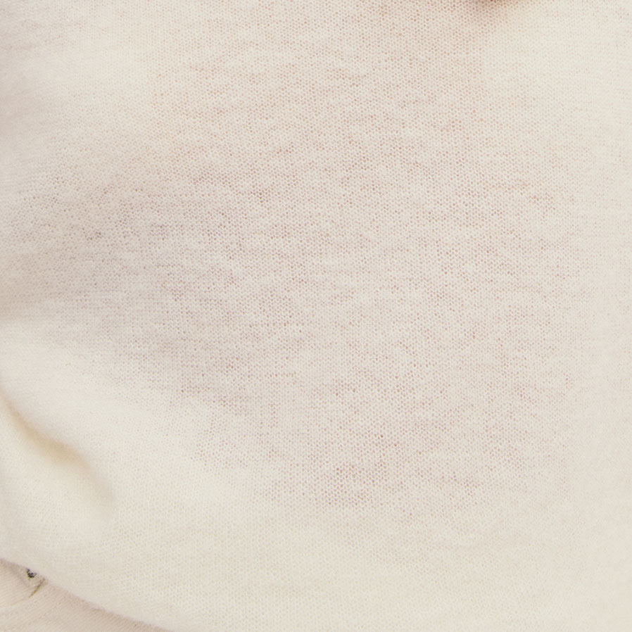 Feine Alpaca‑Wollstruktur in sanfter Textur, edel und weich präsentiert für luxuriöse Premium‑Knitwear.