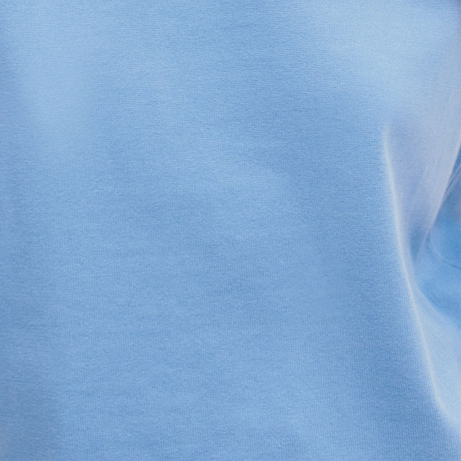 Weiche Organic‑Cotton Struktur in klarer, glatter Optik – hochwertiges, natürliches Material für moderne Premium‑Basics.