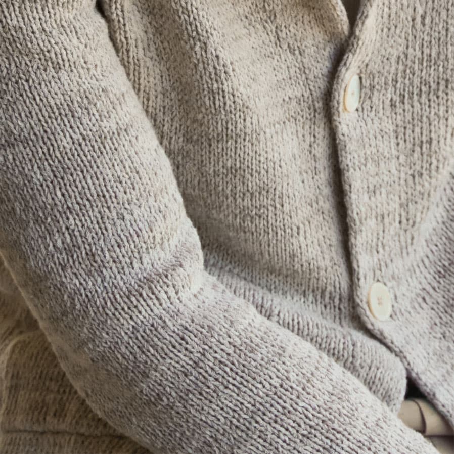 Detailaufnahme einer Strickjacke aus Cotton‑x‑Linen, natürlich strukturiert und hochwertig verarbeitet für leichte, moderne Premium‑Looks.