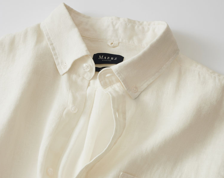 Helles Linenhemd in natürlicher Struktur, leicht und hochwertig verarbeitet für moderne, sommerliche Premium‑Looks.