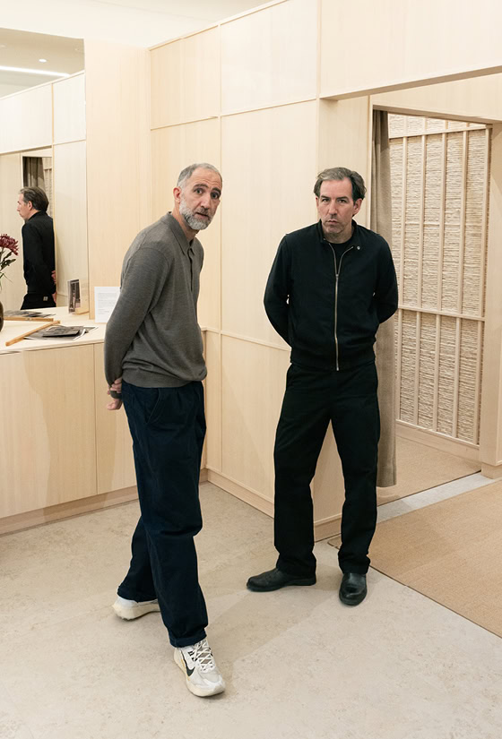 Sami und Jan im MAERZ Muenchen Store vor der hellen Holzarchitektur des Ladenkonzepts.