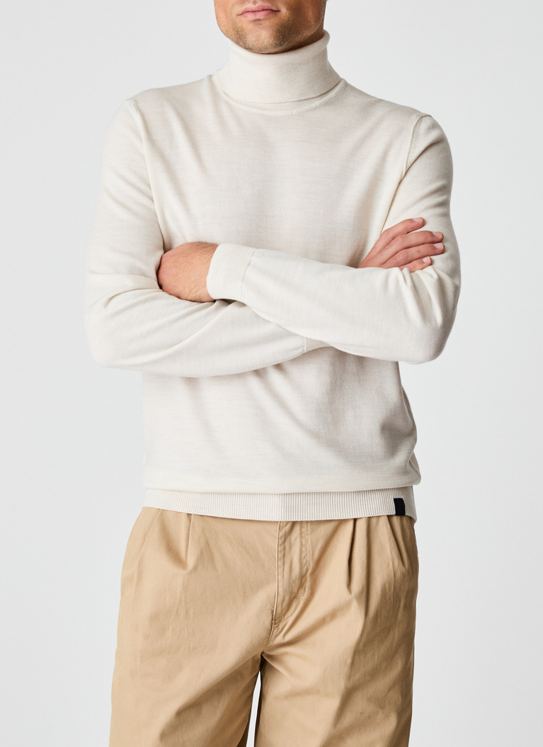 RollkragenpulloverOff White Frontansicht