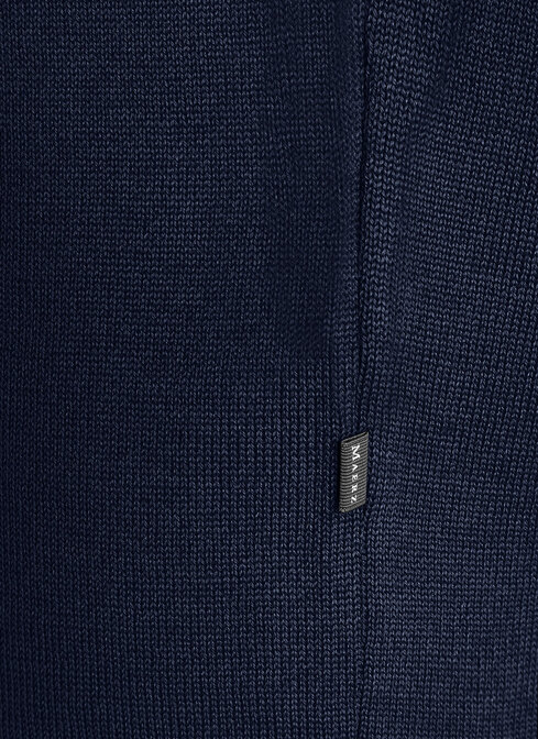 Pullover width=