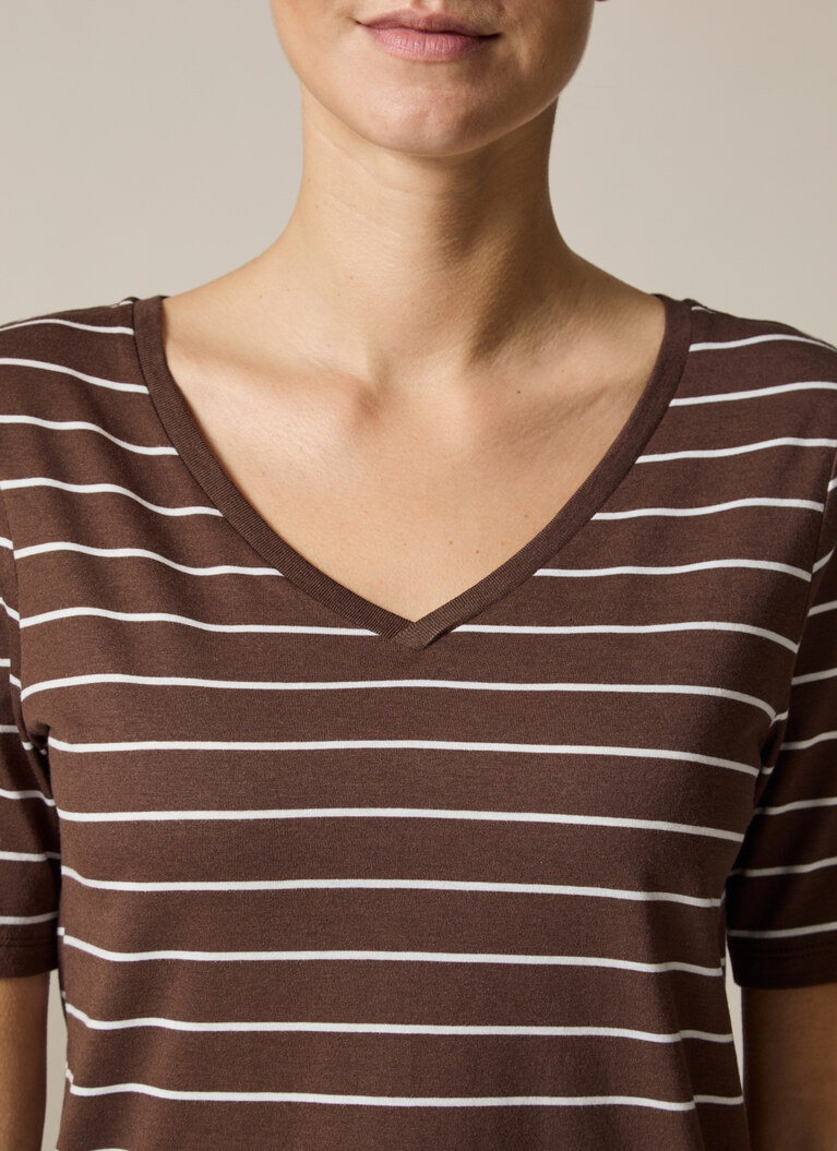 T-Shirt V-Neck 1/2 Arm, Dark Chocolate Detailansicht 2