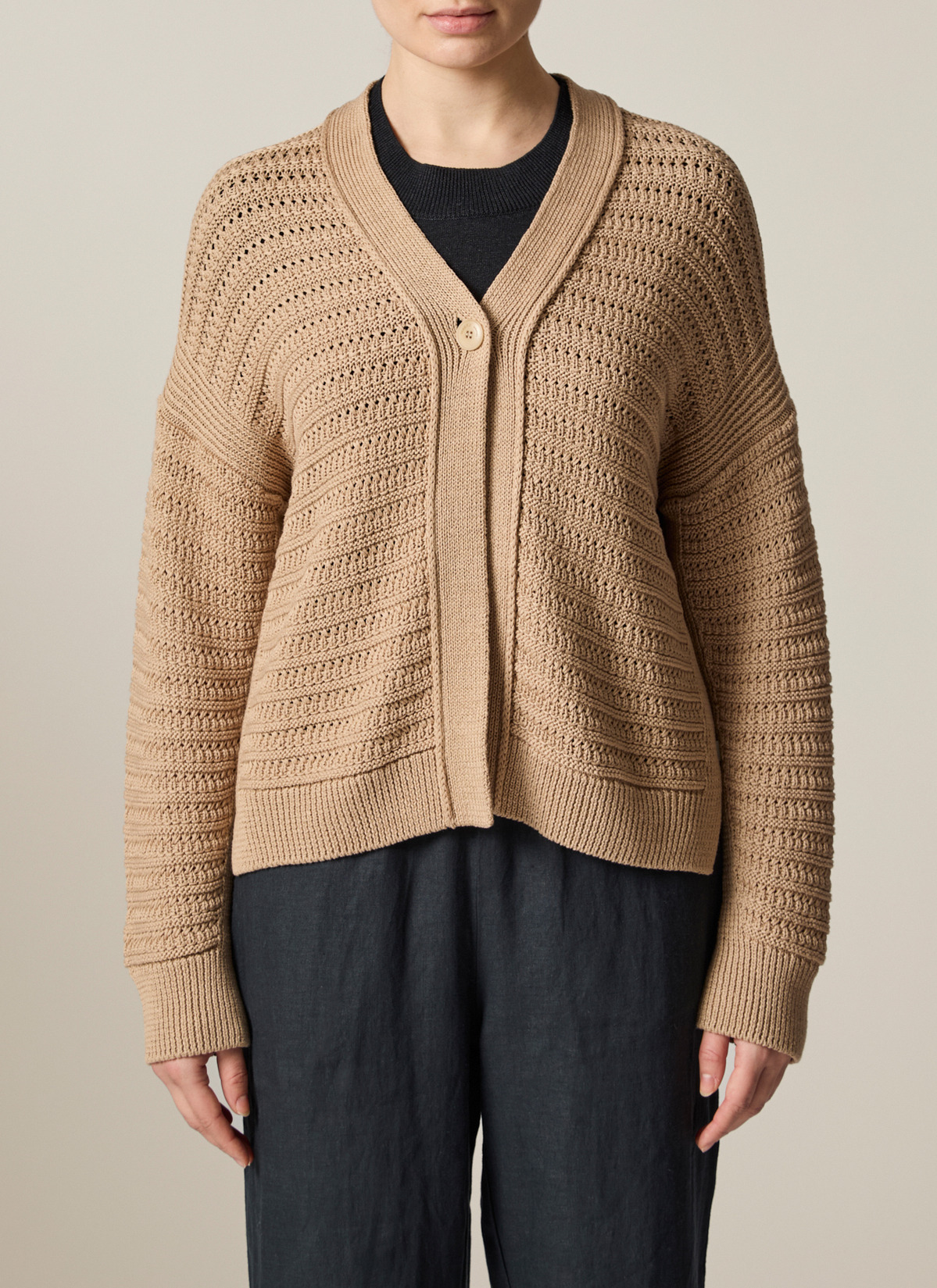 Strickjacke Knopf 1/1 Arm, Beach Brown Frontansicht