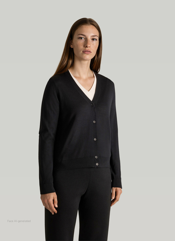 Strickjacke 1/1 Arm Black Frontansicht