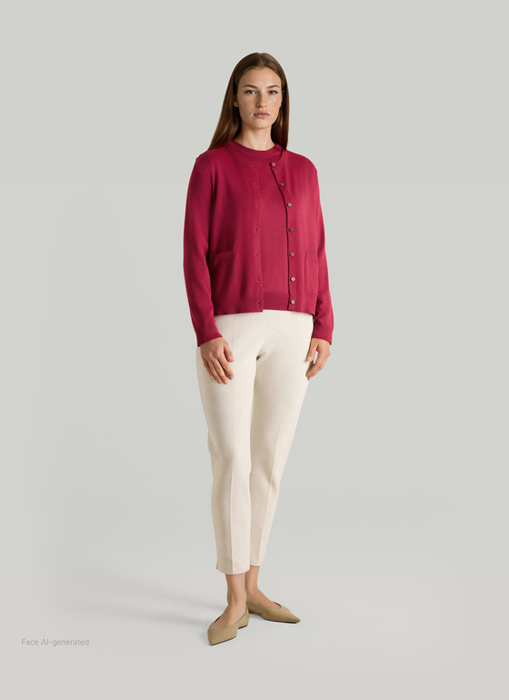 Strickjacke Knopf 1/1 Arm Peony Red Frontansicht
